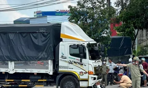 Xe tải tông ô tô con và nhiều xe máy ở TP Tân Uyên