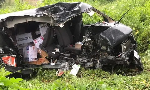 Tai nạn ở Bà Rịa- Vũng Tàu, ô tô văng khỏi đường, biến dạng hoàn toàn