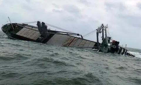 Phát hiện mảnh vỡ tàu cá, 3 người trong gia đình mất tích