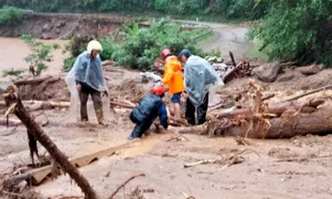 Mưa lũ làm tê liệt đoạn quốc lộ 32 qua Mù Cang Chải trong nhiều ngày