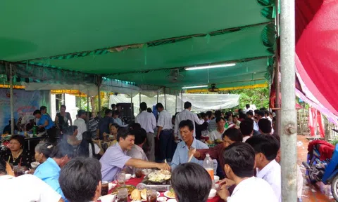 Công an vào cuộc vụ "cả làng đau bụng" khi dự tiệc cưới ở Quảng Bình