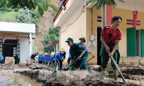 Tất bật dọn dẹp nhà cửa ở xã bị chia cắt do lũ