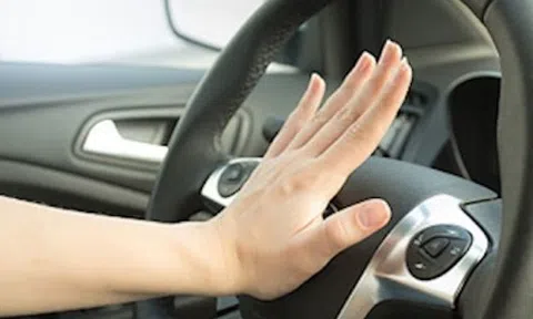 Bầm còi xe vào ban đêm có bị phạt không?