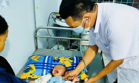 Bé gái 4 tháng tuổi ở Quảng Bình bị mẹ bỏ rơi trong đêm