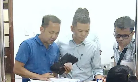 Người dân đổ xô đi đổi biển số xe