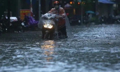 Mưa lớn giữa trưa, nhiều đường phố ở Hà Nội ngập sâu trong nước