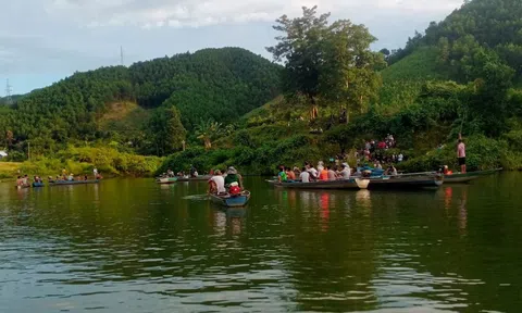 Lật ghe chở 8 người trên hồ thủy điện, 1 người chết, 1 mất tích