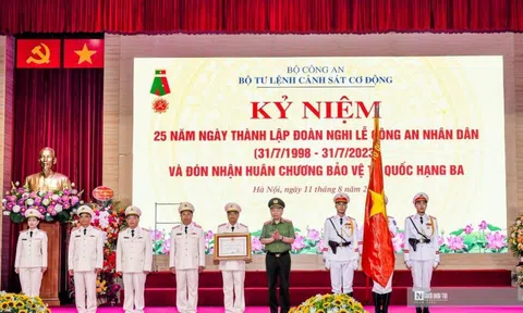 Đoàn Nghi lễ CAND đón nhận Huân chương bảo vệ Tổ quốc hạng Ba