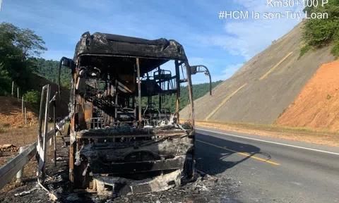 CLIP: Xe khách giường nằm bốc cháy ngùn ngụt khi đang chở 29 người