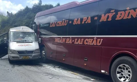 2 xe khách tông nhau, hơn 10 người bị thương