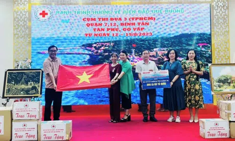 Trao cờ Tổ quốc, tặng nhiều suất quà tại huyện đảo Cồn Cỏ