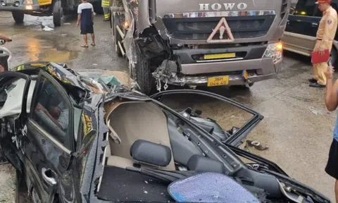 CLIP: Kinh hoàng xe 4 chỗ bị vò nát, 3 người thoát chết kỳ diệu