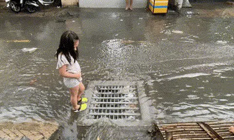 TP HCM: Người dân dọn rác "mệt nghỉ" sau trận mưa