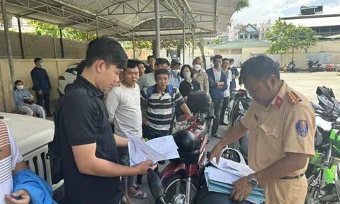 Cận cảnh "rồng rắn" đi... giữ biển số đẹp ở TP HCM trong ngày 14-8