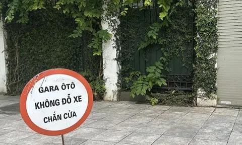 Đặt biển cấm xe dừng đỗ trước cửa, biến vỉa hè lòng đường thành của riêng