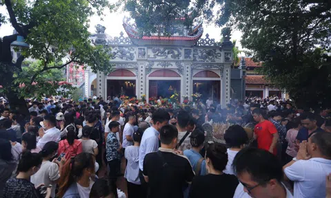 Người dân nườm nượp đi lễ ngày đầu tháng 7 Âm lịch