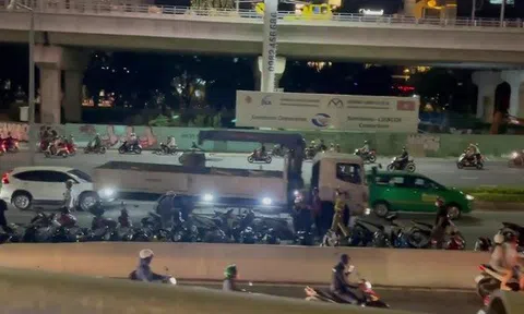 CLIP: Công an chặn nhóm gần trăm người đi xe máy tụ tập ở cầu Sài Gòn