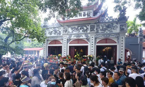 Phủ Tây Hồ đông nghẹt trong ngày đầu tiên của tháng 'cô hồn'