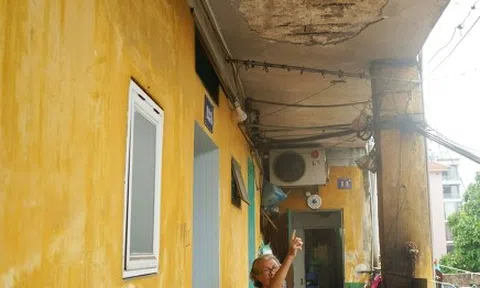 Chung cư hơn 40 năm xuống cấp, dân vừa ở vừa lo bê tông rơi trúng đầu