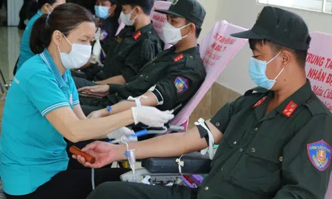 Hình ảnh ý nghĩa của Trung đoàn CSCĐ Đông Nam TP HCM ngày 19-8