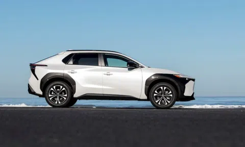 Toyota: Theo đuổi xe điện, không từ bỏ xe hybrid và xe pin nguyên liệu khác