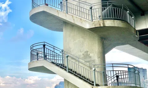 TP HCM: Cầu Ba Son nhem nhuốc dù đã xoá hình vẽ bậy