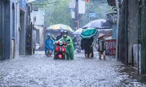 Đường phố Hà Nội biến thành “sông”, người dân bì bõm lội nước