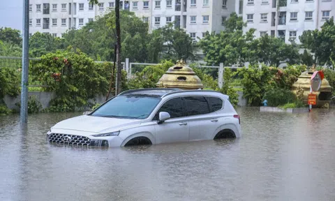 Nhiều đường phố Hà Nội ngập sâu sau trận mưa lớn