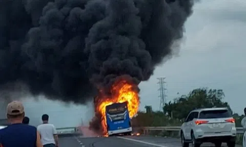 Xe khách chở 34 người cháy ngùn ngụt trên tuyến cao tốc Phan Thiết - Dầu Giây