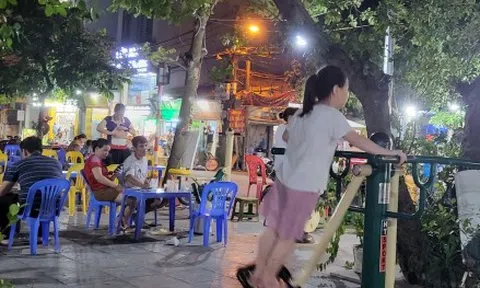 Hàng quán quây kín khu vực hồ Phú Diễn (Hà Nội), trẻ em mất chỗ vui chơi