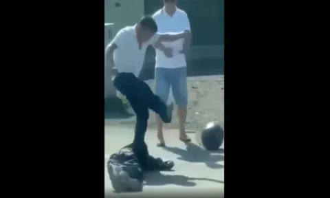 Phẫn nộ cảnh người đàn ông bị đá, đạp liên tiếp vào đầu, bất tỉnh trên quốc lộ