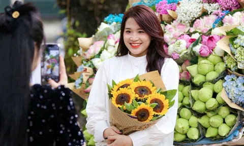 Chen chân thả dáng, khoe sắc chụp ảnh đón thu trên phố Hà Nội