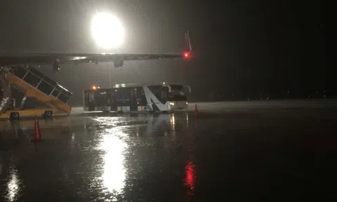 Hàng chục chuyến bay không thể cất/hạ cánh tại Nội Bài tối 23-8