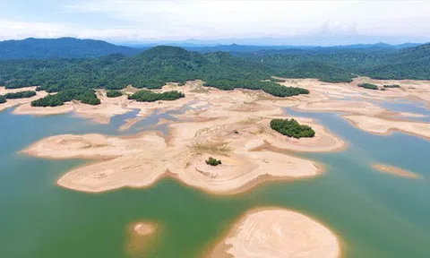 Mực nước xuống thấp, hồ Kẻ Gỗ với sức chứa 345 triệu m3 trơ đáy