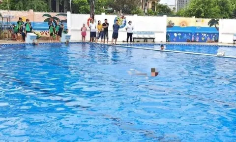 Phát hiện nam sinh 13 tuổi chìm dưới bể bơi nhà trường