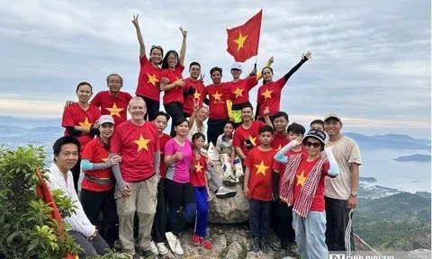 Trải nghiệm thú vị khi leo núi chinh phục "nóc nhà" Nha Trang