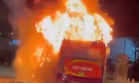 CLIP: Xe khách bốc cháy ngùn ngụt trên quốc lộ, 30 hành khách bỏ hành lý tháo chạy