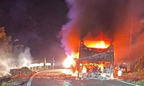 Khánh Hòa: Xe khách cháy trơ khung trên đèo Khánh Lê