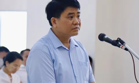 CLIP: Dẫn giải các bị cáo đến toà trong vụ án nâng khống giá cây xanh