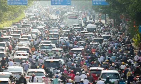 Chưa đến ngày khai giảng, đường phố Thủ đô ùn tắc khắp nẻo bất kể ngày đêm