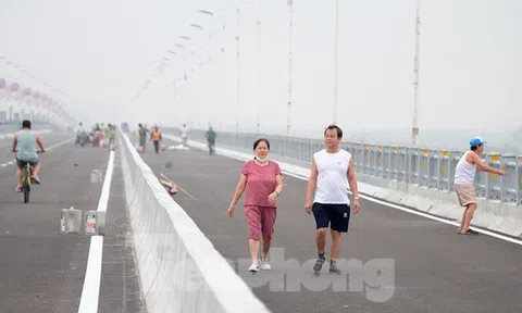 Người dân tranh thủ đi thể dục ngắm cầu Vĩnh Tuy 2 sáng sớm trước ngày thông xe