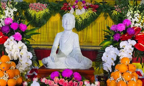 Chú nguyện khai tượng Phật hoàng Trần Nhân Tông bằng ngọc quý