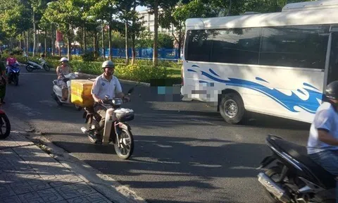 Người đàn ông mặc đồ bệnh nhân lao vào ôtô đang chạy