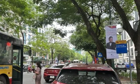 Điểm dừng xe buýt bị chiếm chỗ, hành khách ngao ngán