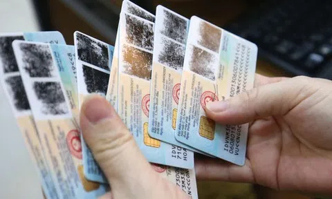 Bỏ vân tay trên bề mặt thẻ căn cước để bảo đảm tính bảo mật