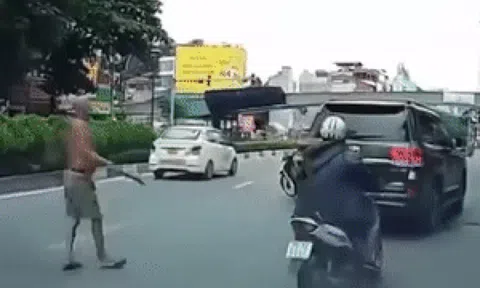 CLIP: Người đàn ông cởi trần bất ngờ "phi dao" vào xế hộp Land Cruiser đang chạy