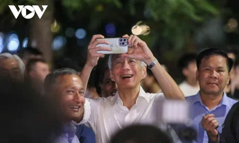 Thủ tướng Singapore Lý Hiển Long dạo phố đi bộ Hồ Gươm, thăm đền Ngọc Sơn