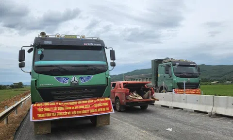 Căng băng-rôn đòi nợ gần 8 tỉ đồng tiền cung cấp vật liệu thi công cao tốc QL 45 - Nghi Sơn