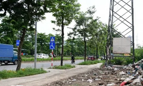 Vỉa hè nhiều tuyến đường ở Hà Nội ngập trong rác