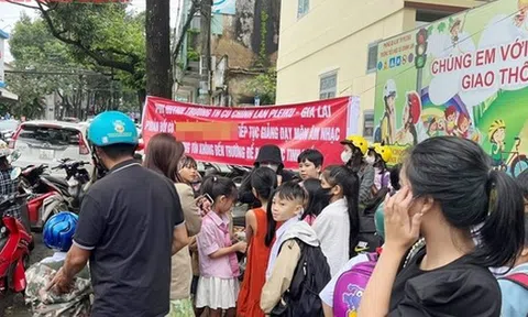 NÓNG: Phụ huynh ở Pleiku phản đối một giáo viên dạy học